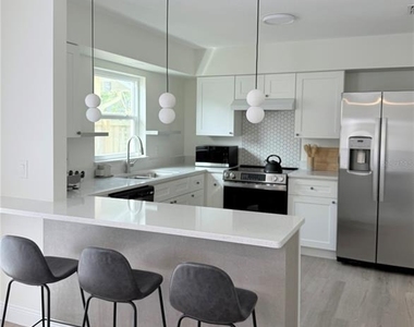 2414 Center Avenue - Photo Thumbnail 3