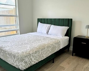 2414 Center Avenue - Photo Thumbnail 9