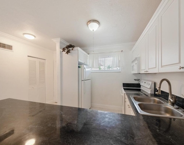 2581 N Garden Drive - Photo Thumbnail 7