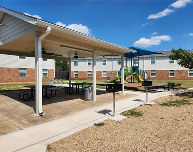 724 E Avenue N - Photo Thumbnail 2