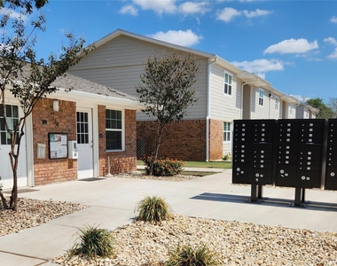 724 E Avenue N - Photo Thumbnail 3