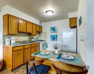 7800 E Jefferson Ave - Photo Thumbnail 5