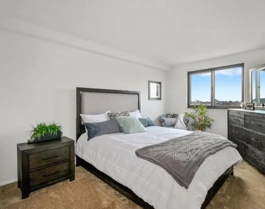7800 E Jefferson Ave - Photo Thumbnail 4