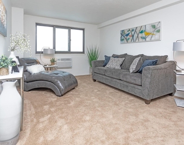 7800 E Jefferson Ave - Photo Thumbnail 2