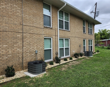 306 W Avenue D - Photo Thumbnail 1
