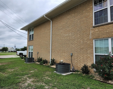 306 W Avenue D - Photo Thumbnail 3