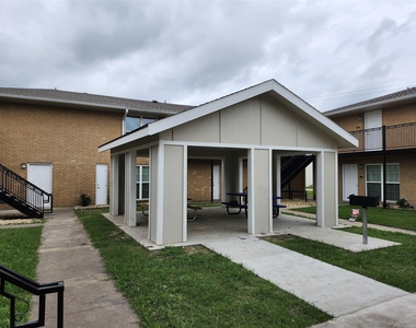 306 W Avenue D - Photo Thumbnail 4