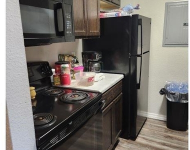 306 W Avenue D - Photo Thumbnail 6