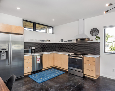 123 Idlewild Avenue - Photo Thumbnail 12
