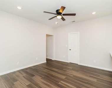 1030 N Bishop Avenue - Photo Thumbnail 4