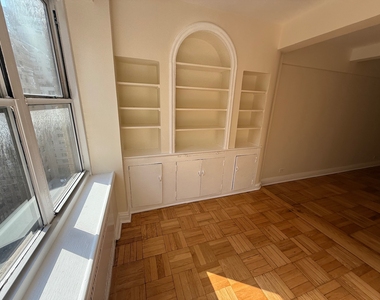 East 56th Street - Photo Thumbnail 4