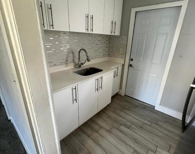 2722 Poinsettia Avenue - Photo Thumbnail 3