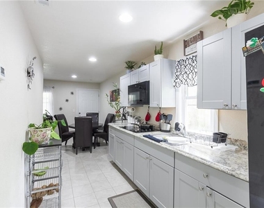 728 Saybrook Circle Nw - Photo Thumbnail 3