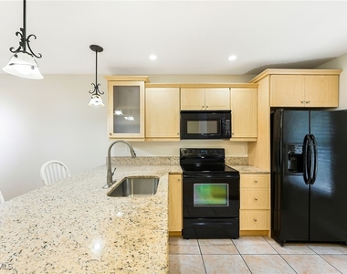 1933 Courtyard Way - Photo Thumbnail 6