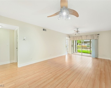 1933 Courtyard Way - Photo Thumbnail 3