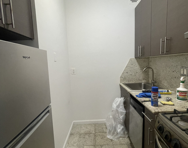 425 East 80th Street - Photo Thumbnail 2