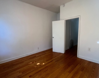 369 Menahan Street - Photo Thumbnail 3