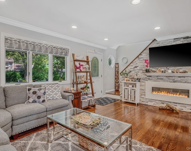 8 Paynes Lane - Photo Thumbnail 3