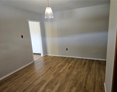 537 6th St - Photo Thumbnail 9