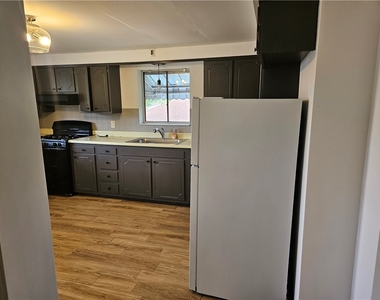 537 6th St - Photo Thumbnail 10