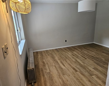537 6th St - Photo Thumbnail 2