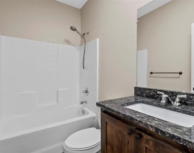 427 Jannie Street - Photo Thumbnail 8