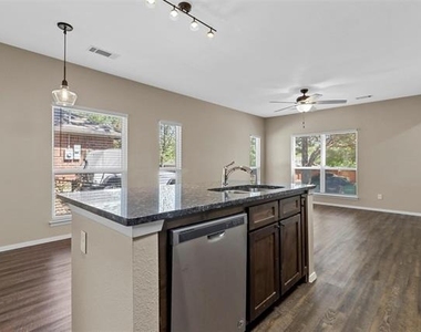 427 Jannie Street - Photo Thumbnail 9
