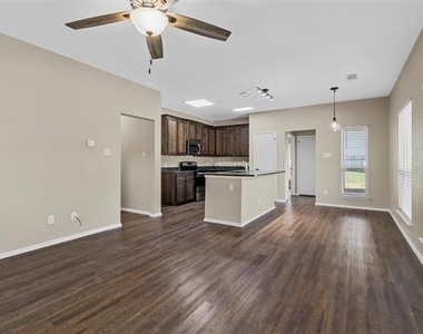 427 Jannie Street - Photo Thumbnail 2