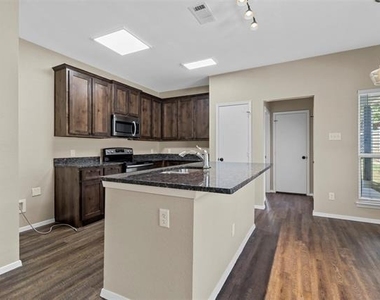 427 Jannie Street - Photo Thumbnail 3