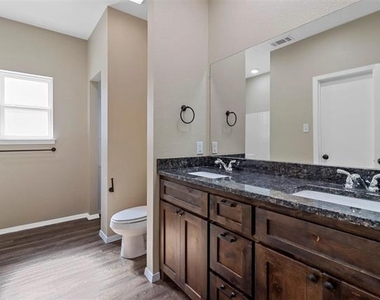 427 Jannie Street - Photo Thumbnail 12