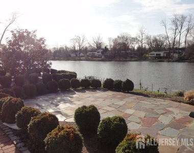 45 N Lakeside Drive - Photo Thumbnail 4