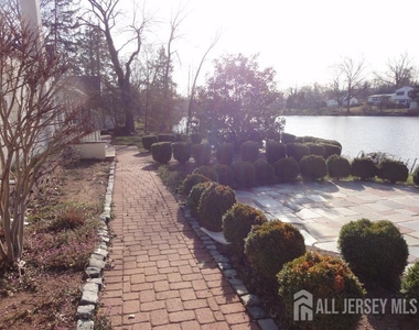 45 N Lakeside Drive - Photo Thumbnail 5