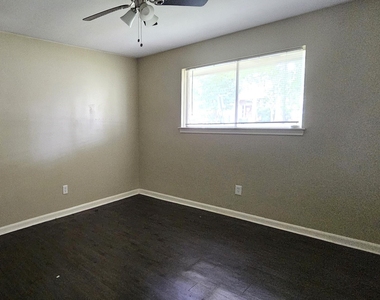 3303 Roaming Woods Lane - Photo Thumbnail 7