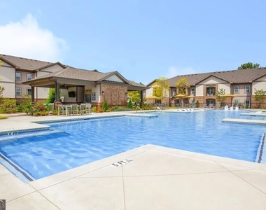 2080 One White Oak Lane - Photo Thumbnail 15