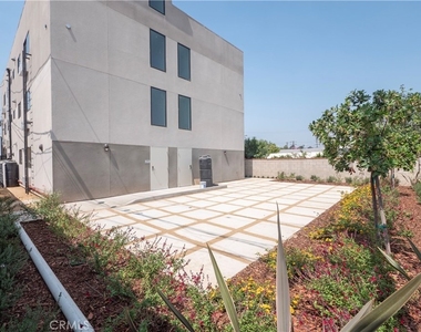2341 Sheridan Street - Photo Thumbnail 16