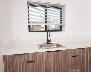 2341 Sheridan Street - Photo Thumbnail 6
