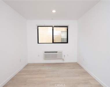2341 Sheridan Street - Photo Thumbnail 3