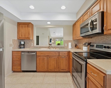 259 Vista Royale Circle W - Photo Thumbnail 12