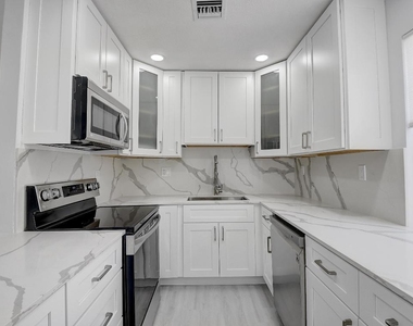 318 Monaco Boulevard - Photo Thumbnail 17