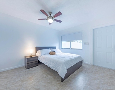 210 Ne 40th Street - Photo Thumbnail 3