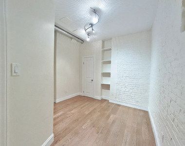  West 11th Street/ 7th acenue - Photo Thumbnail 3