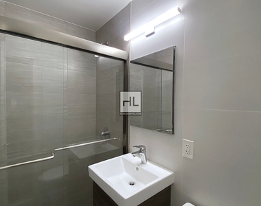 East 51st Street - Photo Thumbnail 3