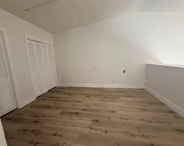 811 E Broward Boulevard - Photo Thumbnail 2