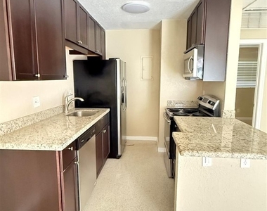835 Ne 18th Court - Photo Thumbnail 3
