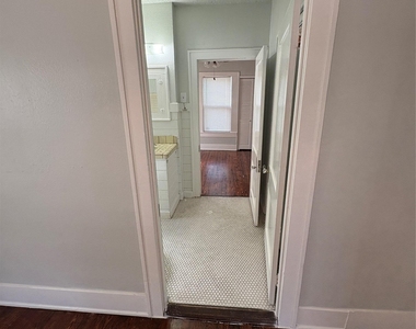 915 W 29th St - Photo Thumbnail 4
