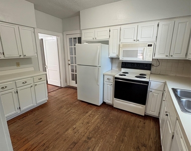915 W 29th St - Photo Thumbnail 10