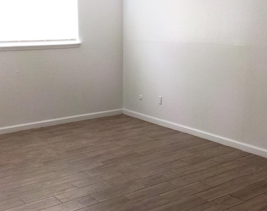 5625 Antoine Drive - Photo Thumbnail 12