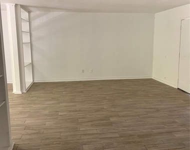 5625 Antoine Drive - Photo Thumbnail 4