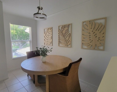 341 Emerald Bay Circle - Photo Thumbnail 6