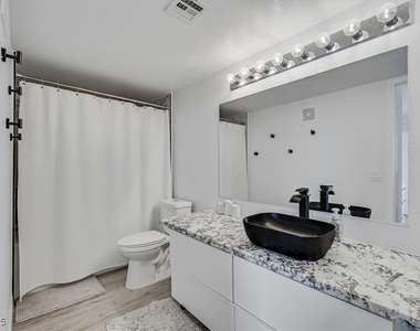 555 E Silverado Ranch Boulevard - Photo Thumbnail 16
